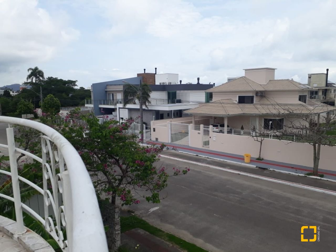 Casa com 200m², 4 quartos (sendo 1 suíte), 4 garagens, no bairro Cachoeira do Bom Jesus em Florianópolis
