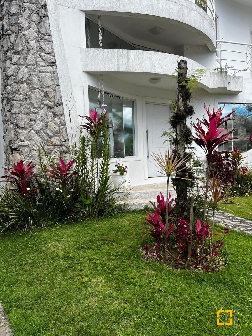 Casa com 200m², 4 quartos (sendo 1 suíte), 4 garagens, no bairro Cachoeira do Bom Jesus em Florianópolis