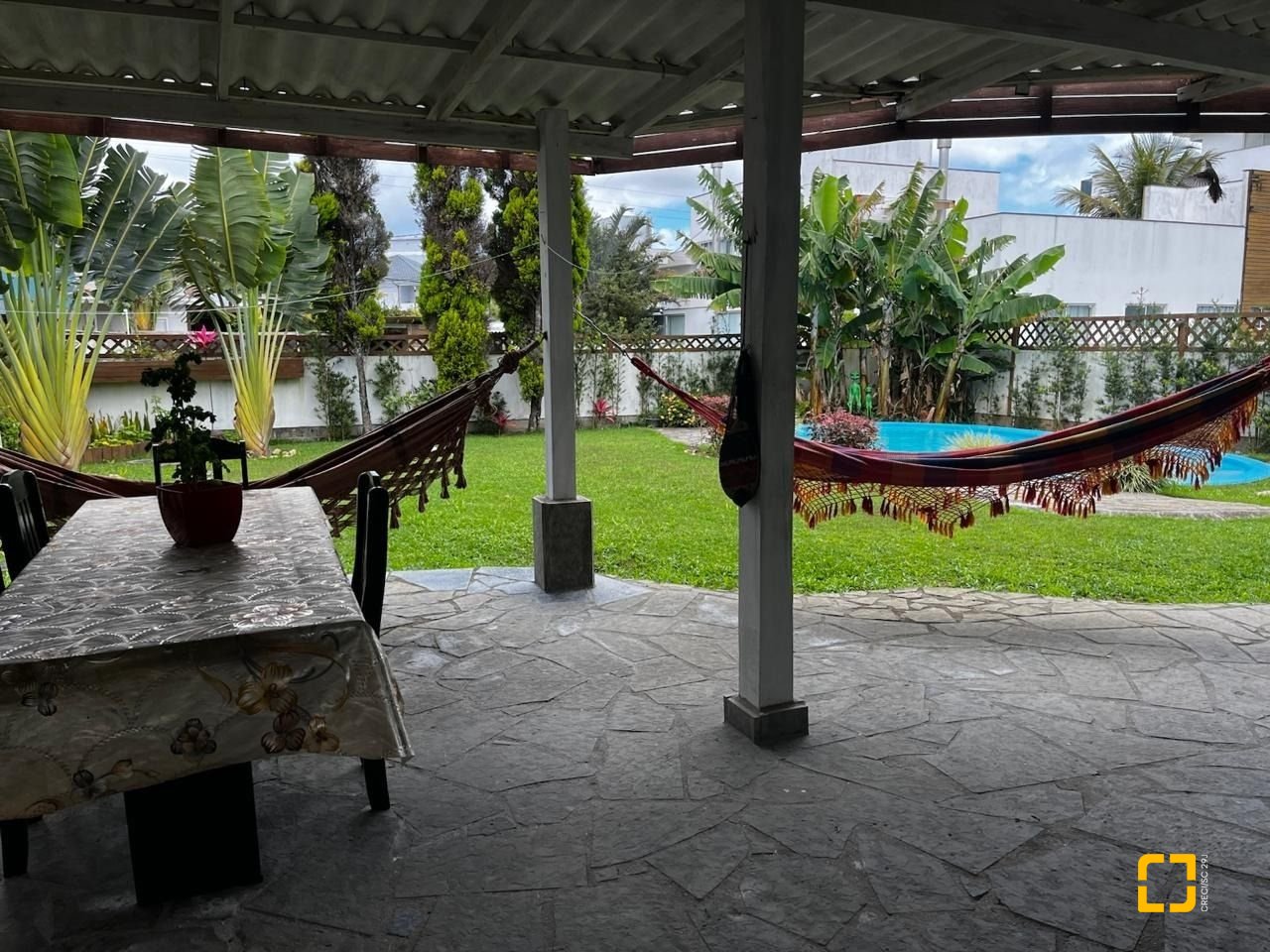 Casa com 200m², 4 quartos (sendo 1 suíte), 4 garagens, no bairro Cachoeira do Bom Jesus em Florianópolis