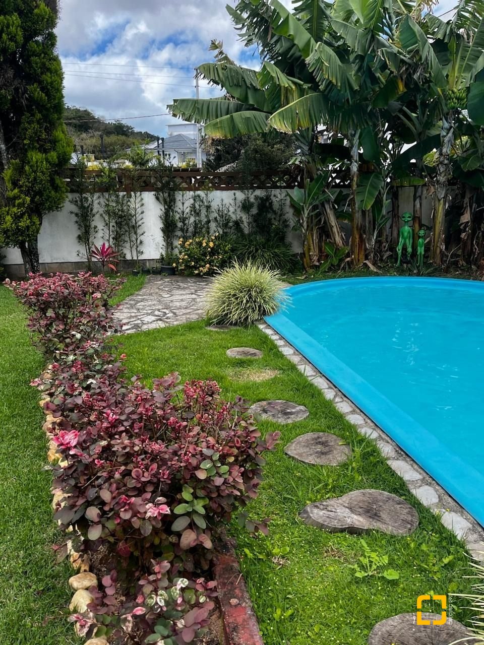 Casa com 200m², 4 quartos (sendo 1 suíte), 4 garagens, no bairro Cachoeira do Bom Jesus em Florianópolis