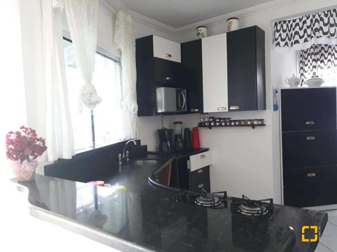 Casa com 200m², 4 quartos (sendo 1 suíte), 4 garagens, no bairro Cachoeira do Bom Jesus em Florianópolis