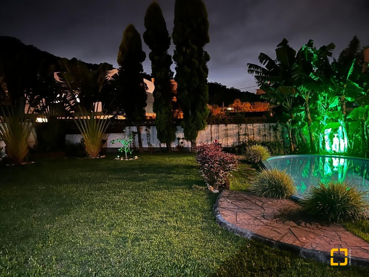 Casa com 200m², 4 quartos (sendo 1 suíte), 4 garagens, no bairro Cachoeira do Bom Jesus em Florianópolis