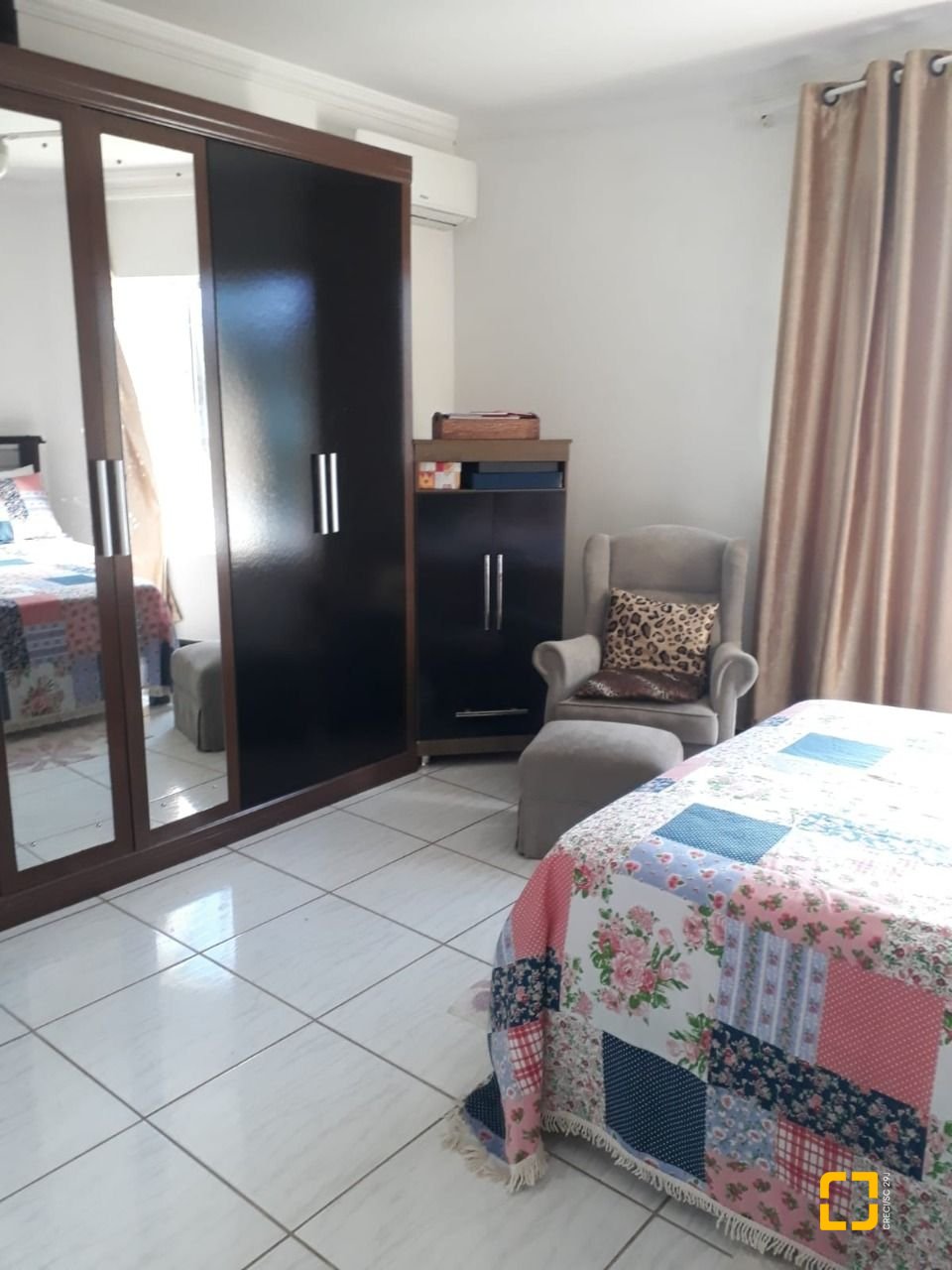 Casa com 200m², 4 quartos (sendo 1 suíte), 4 garagens, no bairro Cachoeira do Bom Jesus em Florianópolis