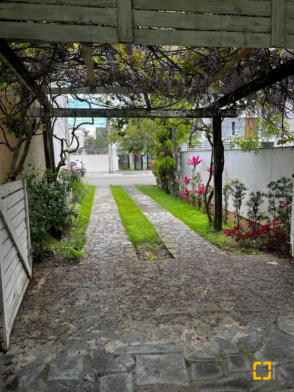 Casa com 200m², 4 quartos (sendo 1 suíte), 4 garagens, no bairro Cachoeira do Bom Jesus em Florianópolis
