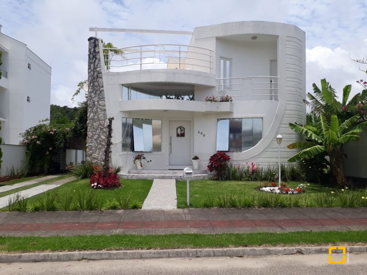 Casa com 200m², 4 quartos (sendo 1 suíte), 4 garagens, no bairro Cachoeira do Bom Jesus em Florianópolis