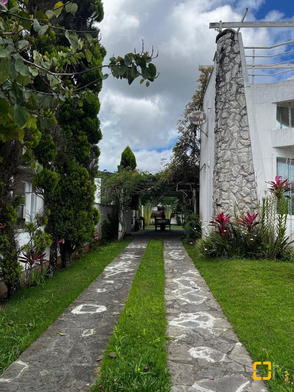 Casa com 200m², 4 quartos (sendo 1 suíte), 4 garagens, no bairro Cachoeira do Bom Jesus em Florianópolis