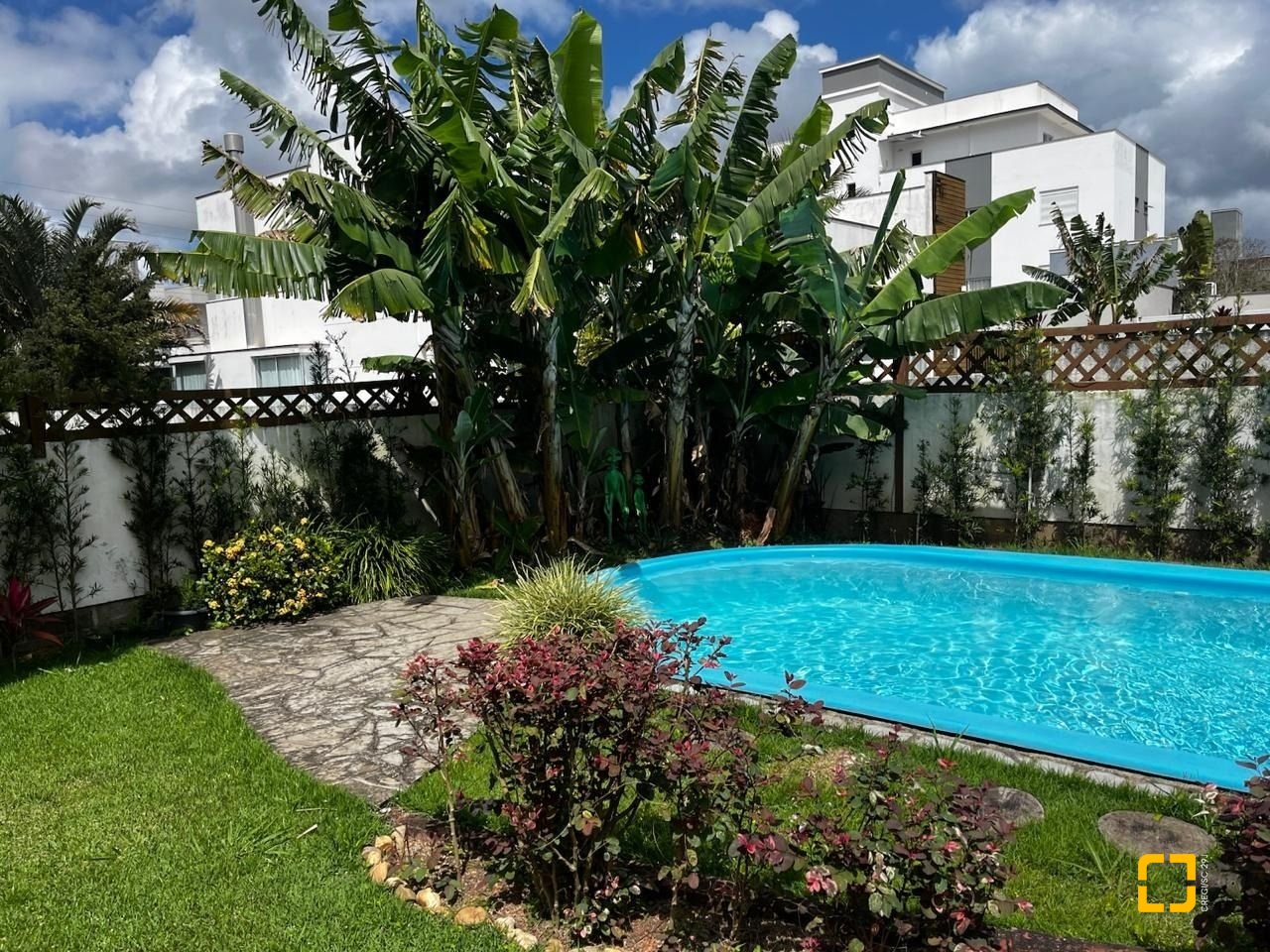 Casa com 200m², 4 quartos (sendo 1 suíte), 4 garagens, no bairro Cachoeira do Bom Jesus em Florianópolis