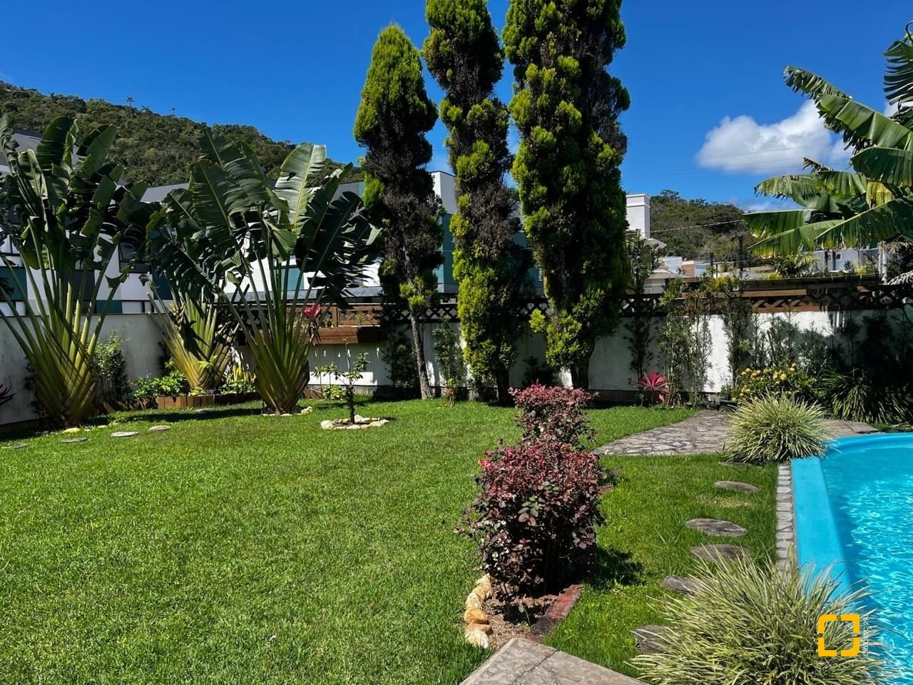 Casa com 200m², 4 quartos (sendo 1 suíte), 4 garagens, no bairro Cachoeira do Bom Jesus em Florianópolis