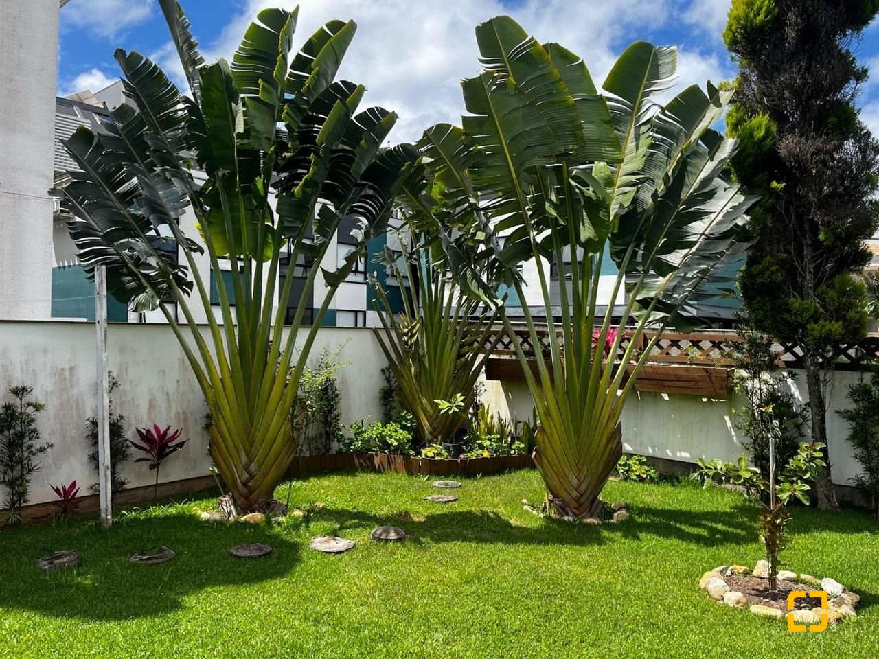 Casa com 200m², 4 quartos (sendo 1 suíte), 4 garagens, no bairro Cachoeira do Bom Jesus em Florianópolis