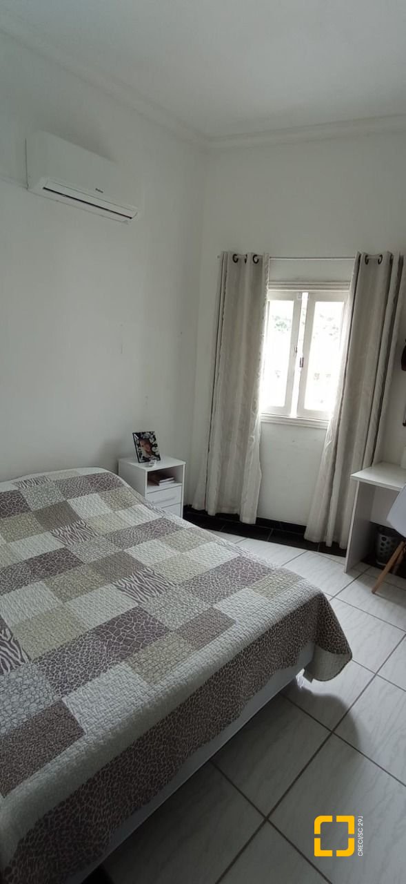 Casa com 200m², 4 quartos (sendo 1 suíte), 4 garagens, no bairro Cachoeira do Bom Jesus em Florianópolis