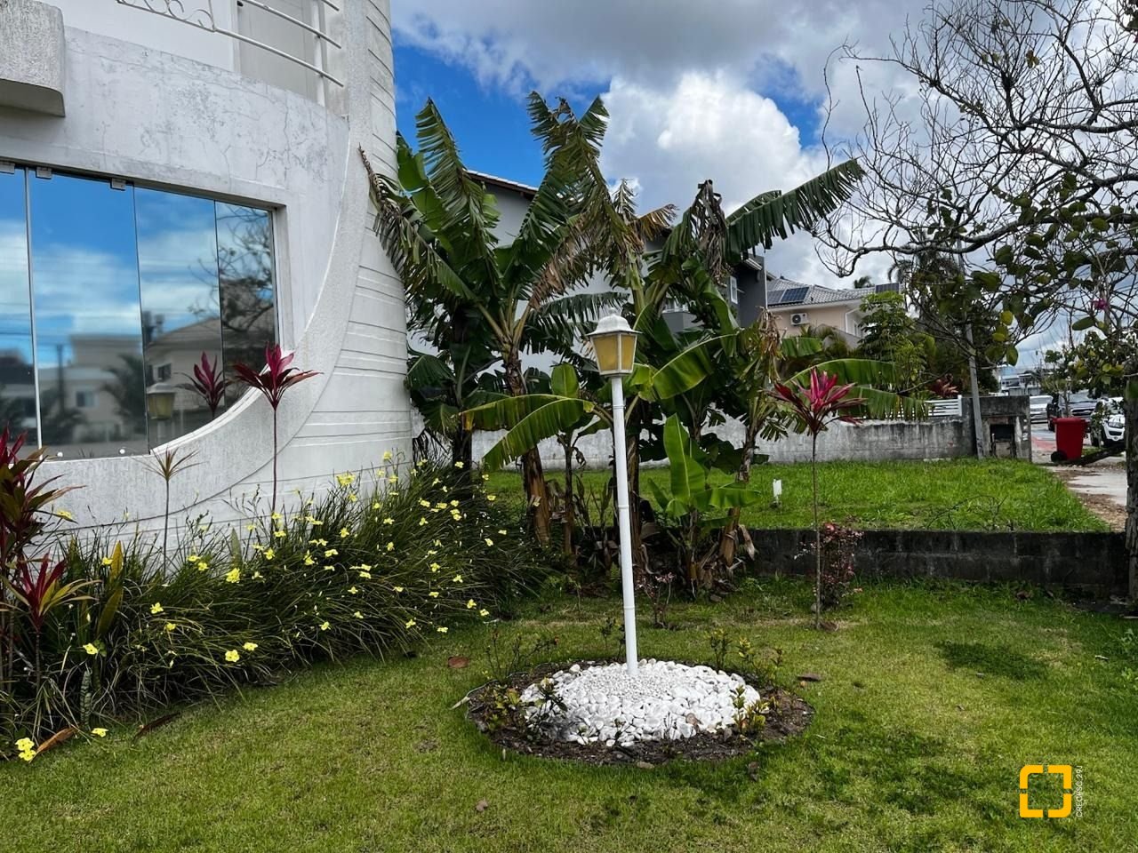 Casa com 200m², 4 quartos (sendo 1 suíte), 4 garagens, no bairro Cachoeira do Bom Jesus em Florianópolis