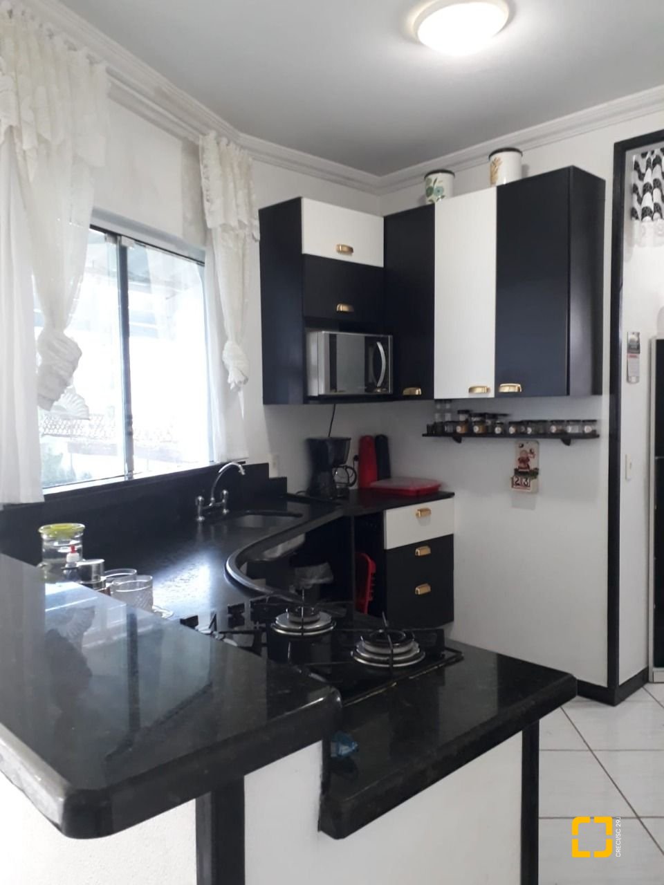 Casa com 200m², 4 quartos (sendo 1 suíte), 4 garagens, no bairro Cachoeira do Bom Jesus em Florianópolis