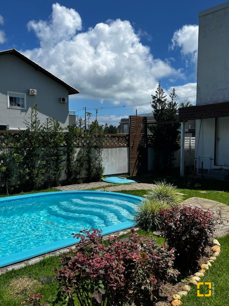 Casa com 200m², 4 quartos (sendo 1 suíte), 4 garagens, no bairro Cachoeira do Bom Jesus em Florianópolis