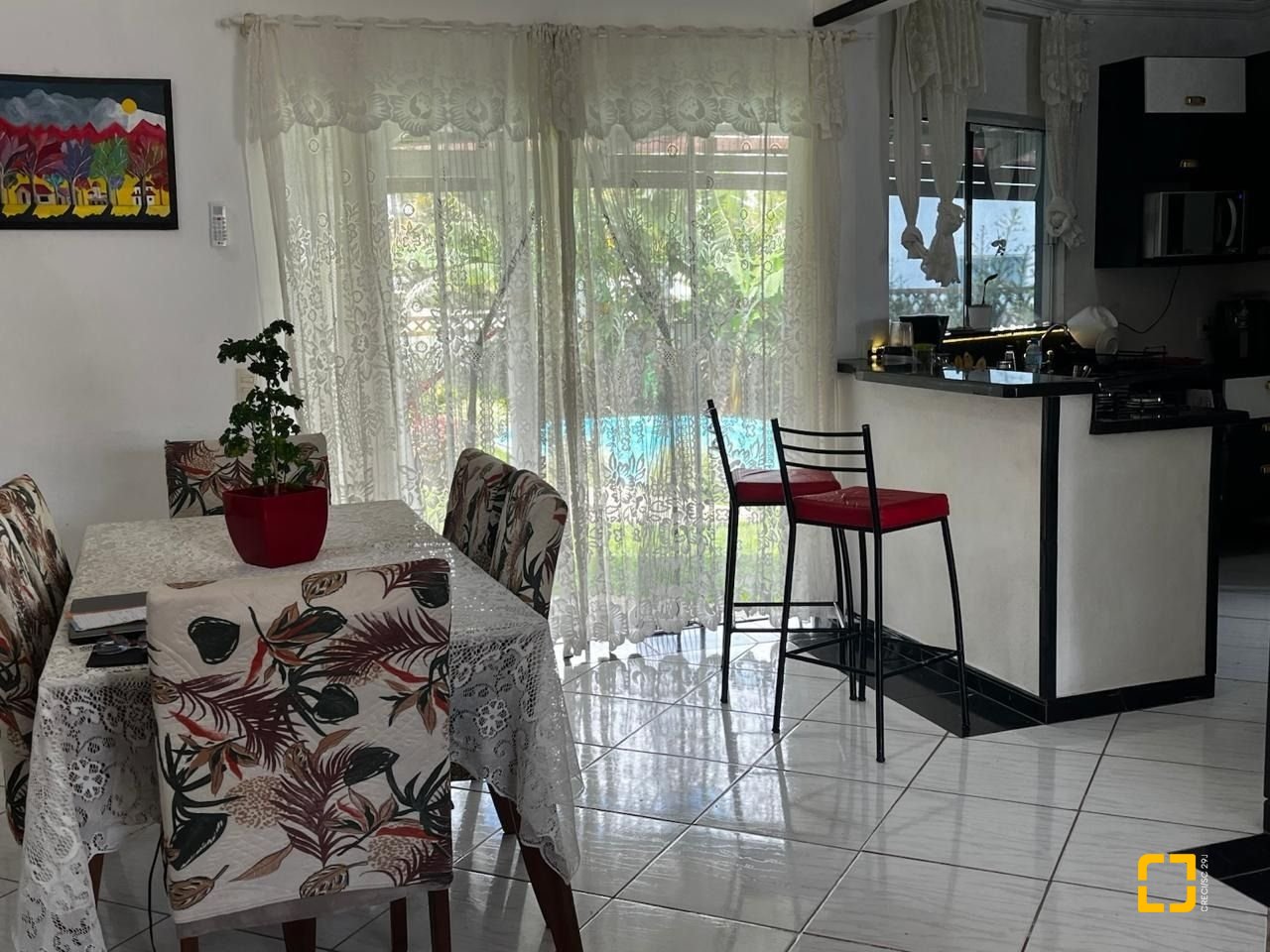 Casa com 200m², 4 quartos (sendo 1 suíte), 4 garagens, no bairro Cachoeira do Bom Jesus em Florianópolis