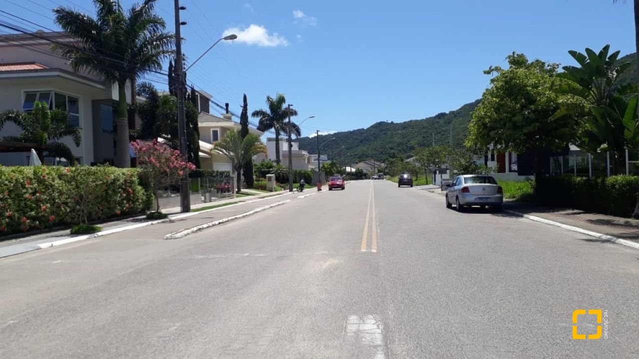 Casa com 200m², 4 quartos (sendo 1 suíte), 4 garagens, no bairro Cachoeira do Bom Jesus em Florianópolis