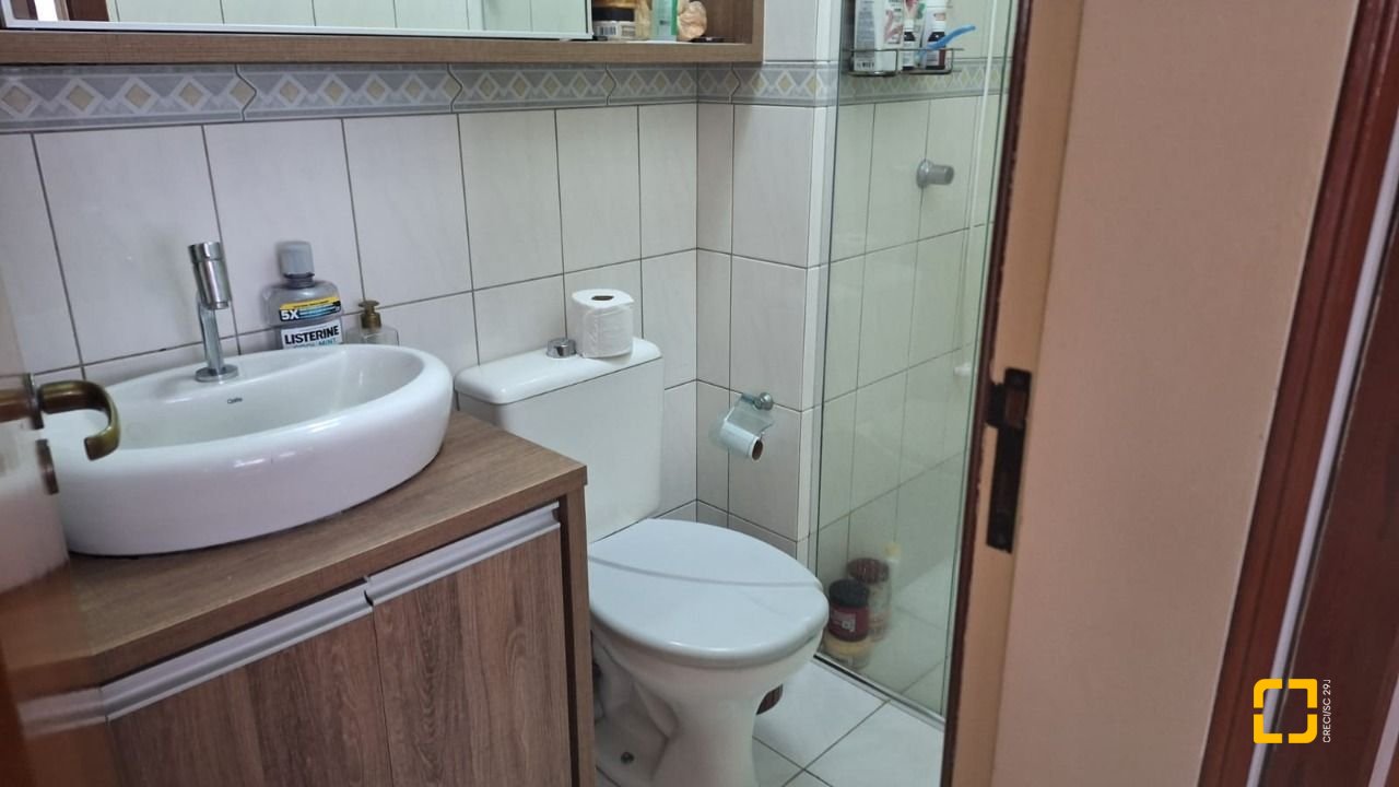 Apartamento com 58m², 2 quartos, 1 garagem, no bairro Barreiros em São José