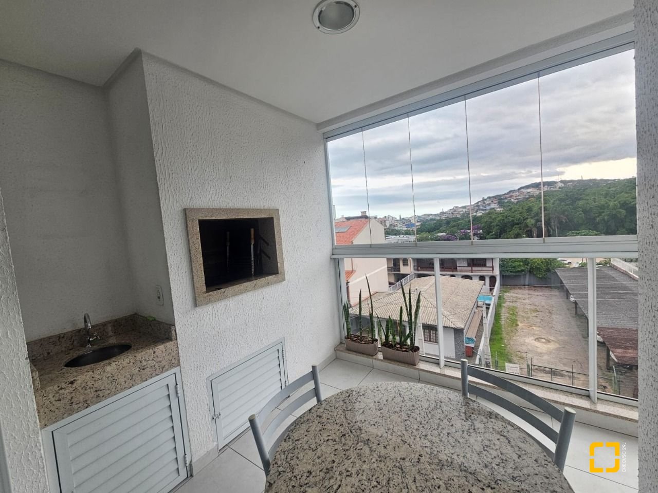 Apartamento com 88m², 3 quartos (sendo 1 suíte), 2 garagens, no bairro Praia Comprida em São José