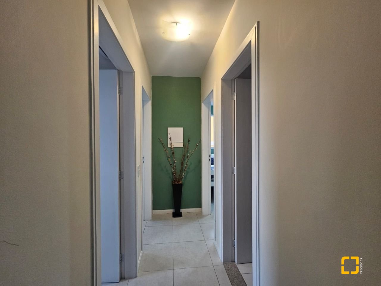 Apartamento com 88m², 3 quartos (sendo 1 suíte), 2 garagens, no bairro Praia Comprida em São José