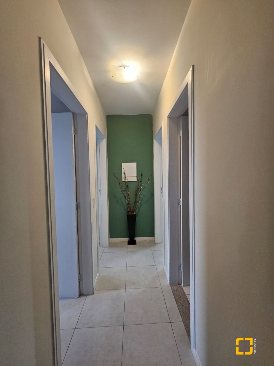 Apartamento com 88m², 3 quartos (sendo 1 suíte), 2 garagens, no bairro Praia Comprida em São José
