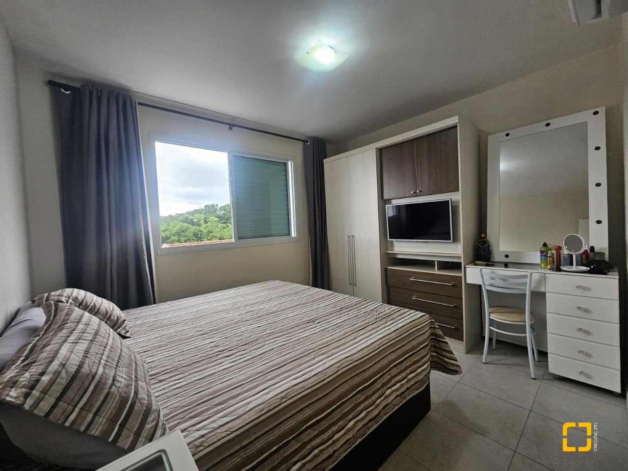 Apartamento com 88m², 3 quartos (sendo 1 suíte), 2 garagens, no bairro Praia Comprida em São José