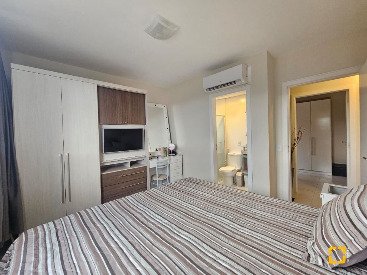 Apartamento com 88m², 3 quartos (sendo 1 suíte), 2 garagens, no bairro Praia Comprida em São José