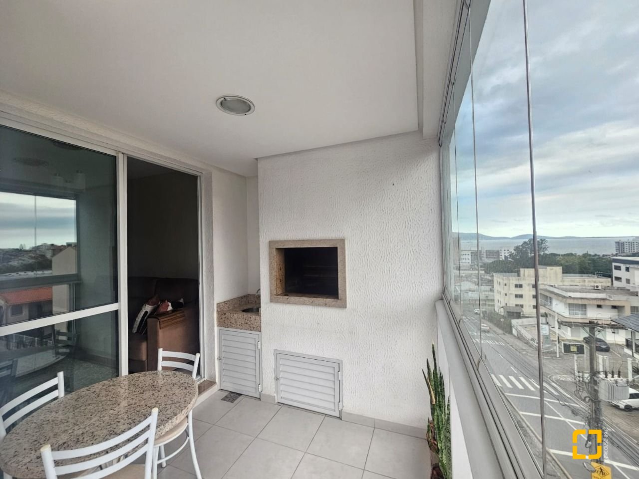 Apartamento com 88m², 3 quartos (sendo 1 suíte), 2 garagens, no bairro Praia Comprida em São José