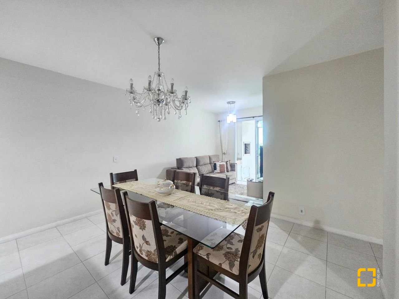Apartamento com 88m², 3 quartos (sendo 1 suíte), 2 garagens, no bairro Praia Comprida em São José