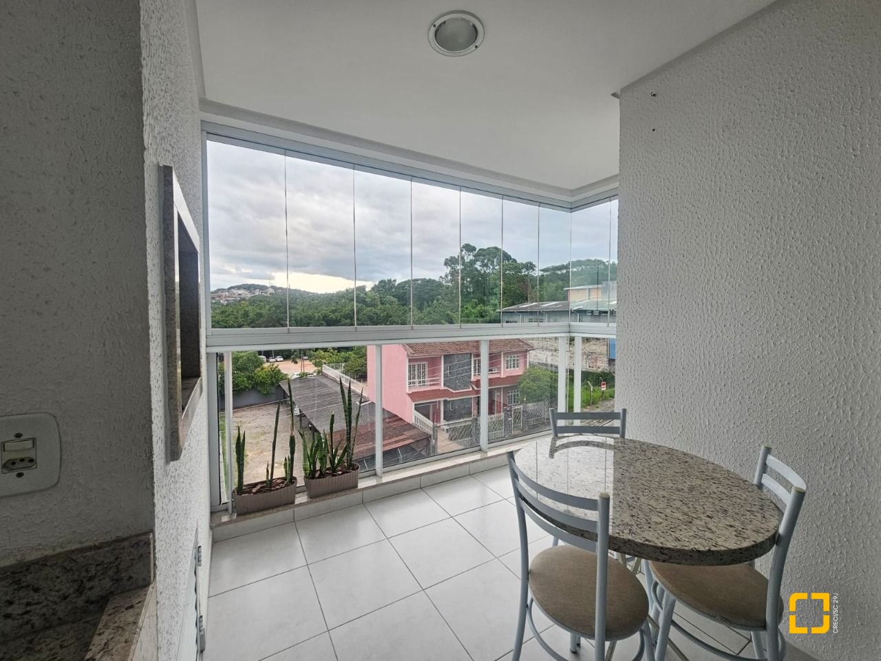 Apartamento com 88m², 3 quartos (sendo 1 suíte), 2 garagens, no bairro Praia Comprida em São José