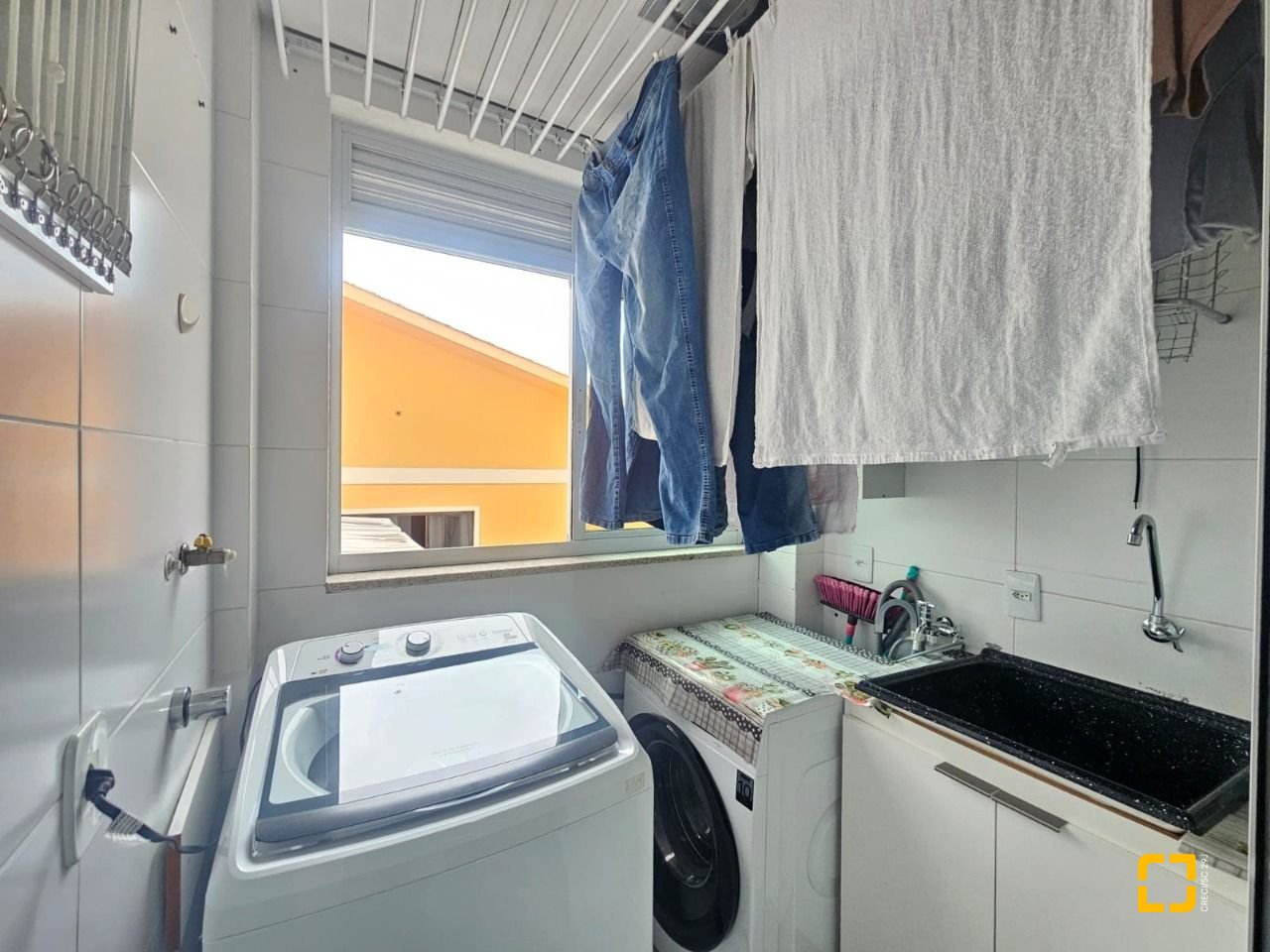 Apartamento com 88m², 3 quartos (sendo 1 suíte), 2 garagens, no bairro Praia Comprida em São José