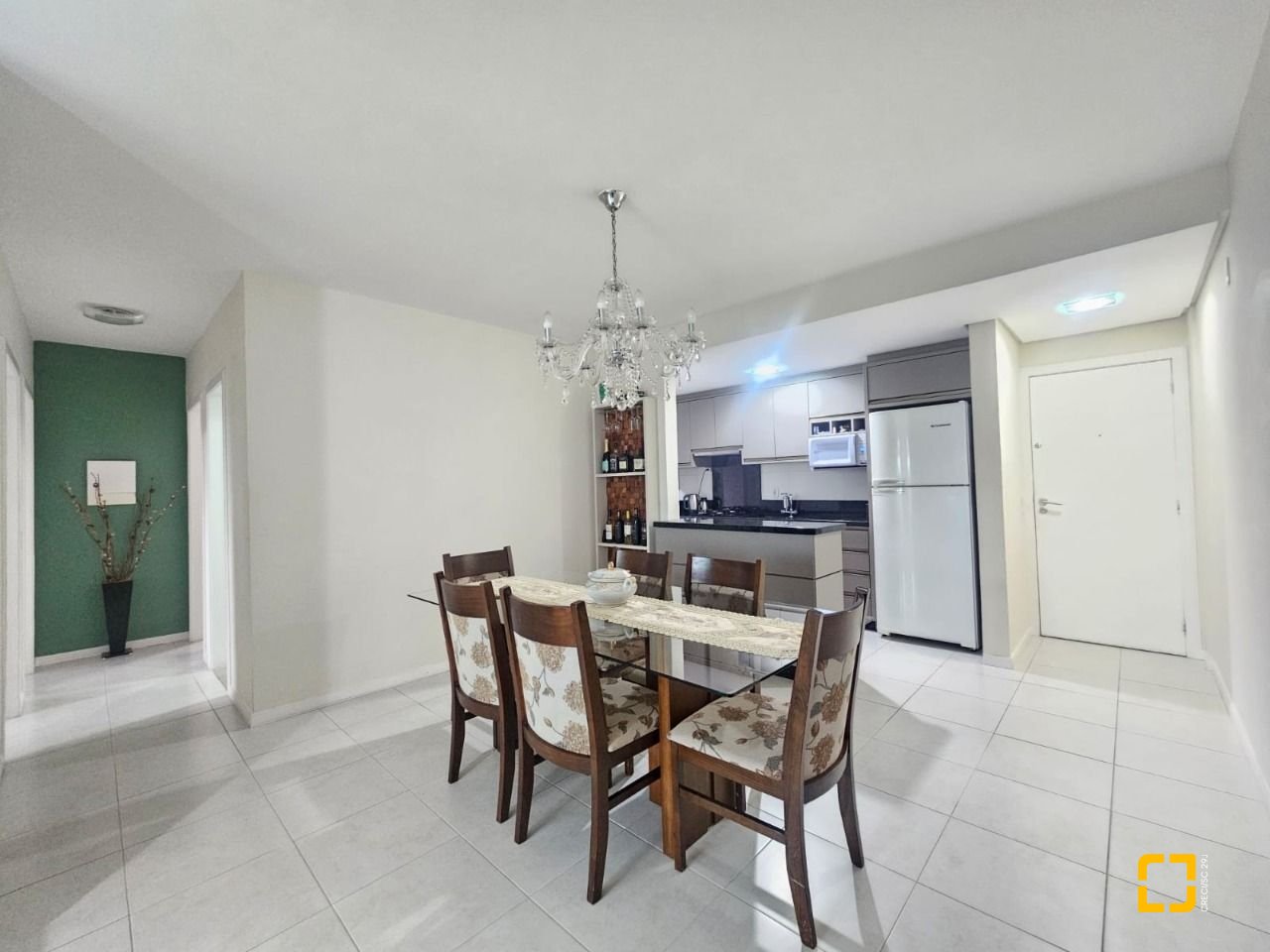 Apartamento com 88m², 3 quartos (sendo 1 suíte), 2 garagens, no bairro Praia Comprida em São José