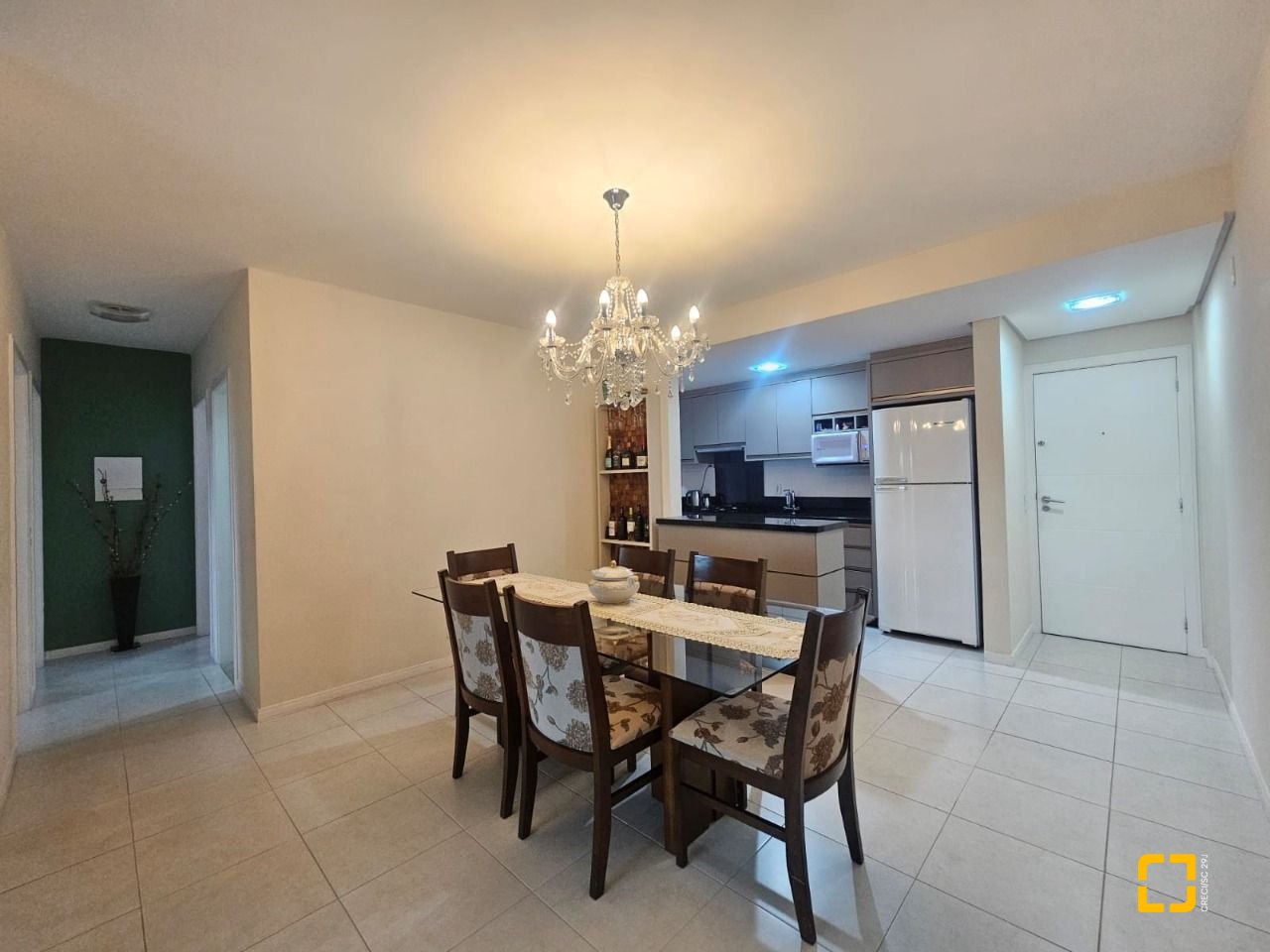 Apartamento com 88m², 3 quartos (sendo 1 suíte), 2 garagens, no bairro Praia Comprida em São José
