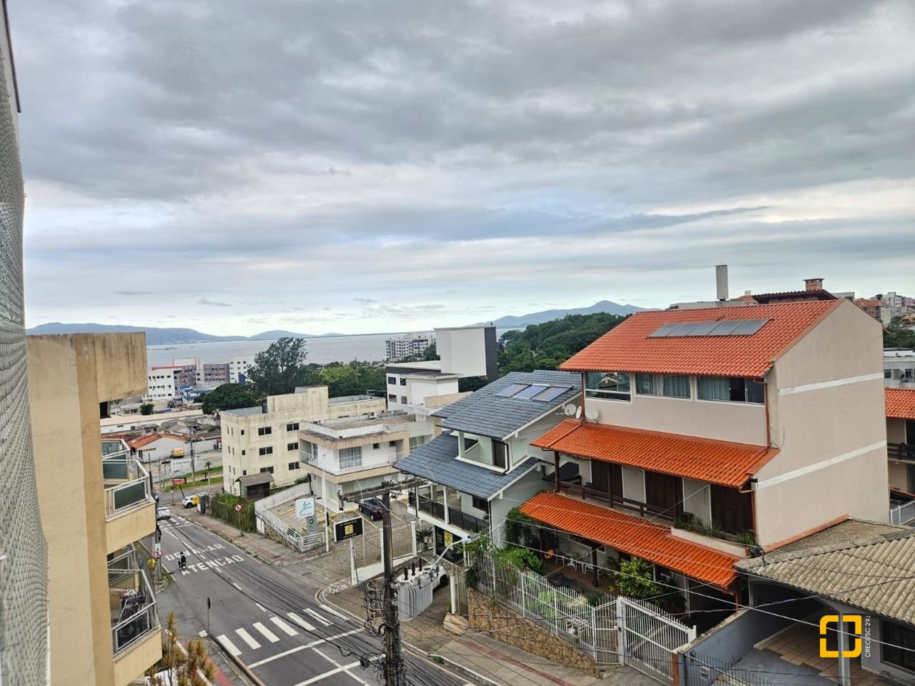 Apartamento com 88m², 3 quartos (sendo 1 suíte), 2 garagens, no bairro Praia Comprida em São José
