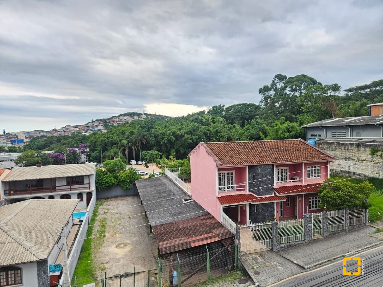 Apartamento com 88m², 3 quartos (sendo 1 suíte), 2 garagens, no bairro Praia Comprida em São José