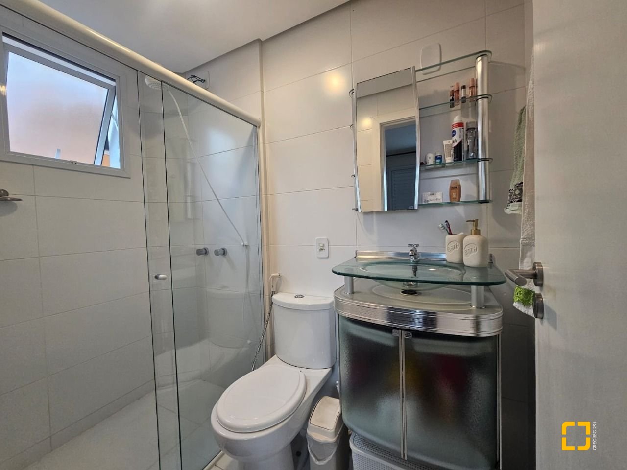 Apartamento com 88m², 3 quartos (sendo 1 suíte), 2 garagens, no bairro Praia Comprida em São José