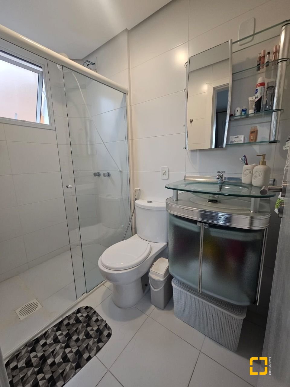 Apartamento com 88m², 3 quartos (sendo 1 suíte), 2 garagens, no bairro Praia Comprida em São José