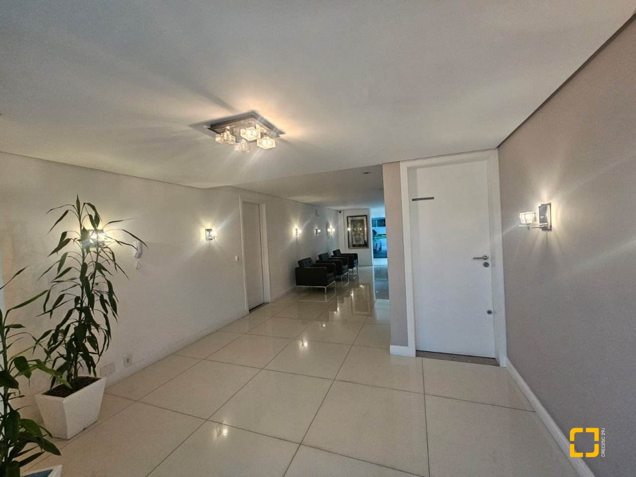 Apartamento com 88m², 3 quartos (sendo 1 suíte), 2 garagens, no bairro Praia Comprida em São José