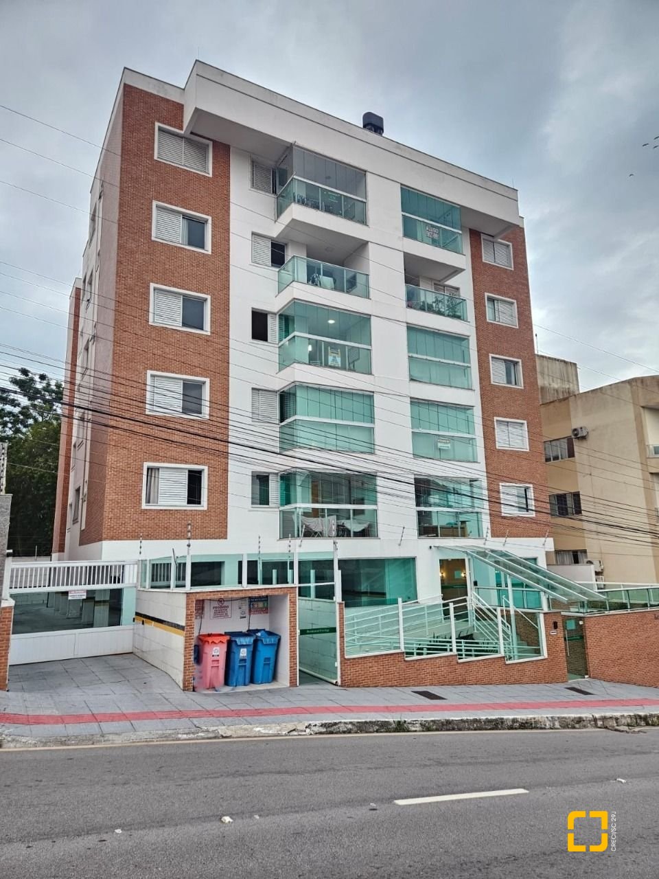 Apartamento com 88m², 3 quartos (sendo 1 suíte), 2 garagens, no bairro Praia Comprida em São José