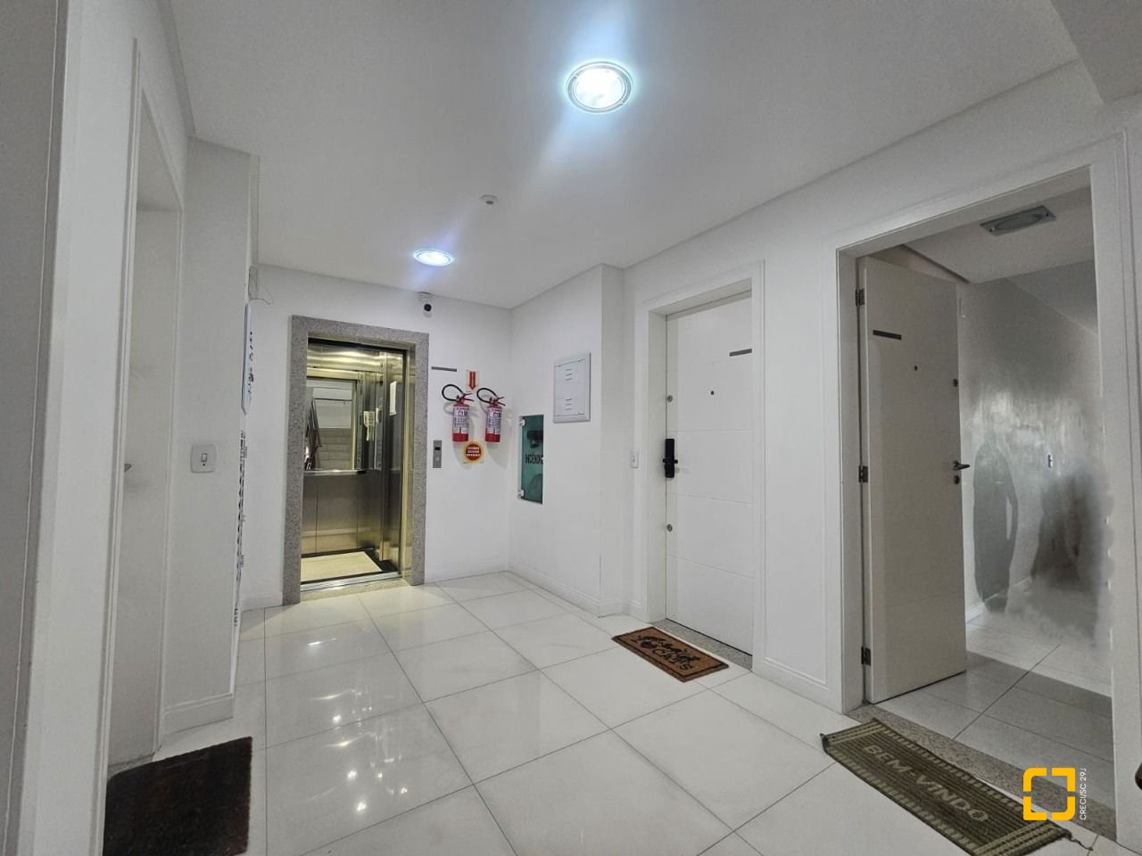 Apartamento com 88m², 3 quartos (sendo 1 suíte), 2 garagens, no bairro Praia Comprida em São José
