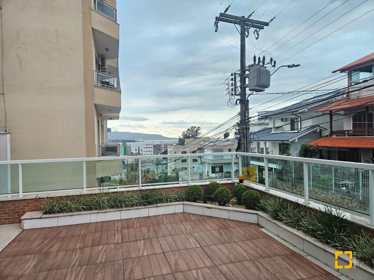 Apartamento com 88m², 3 quartos (sendo 1 suíte), 2 garagens, no bairro Praia Comprida em São José