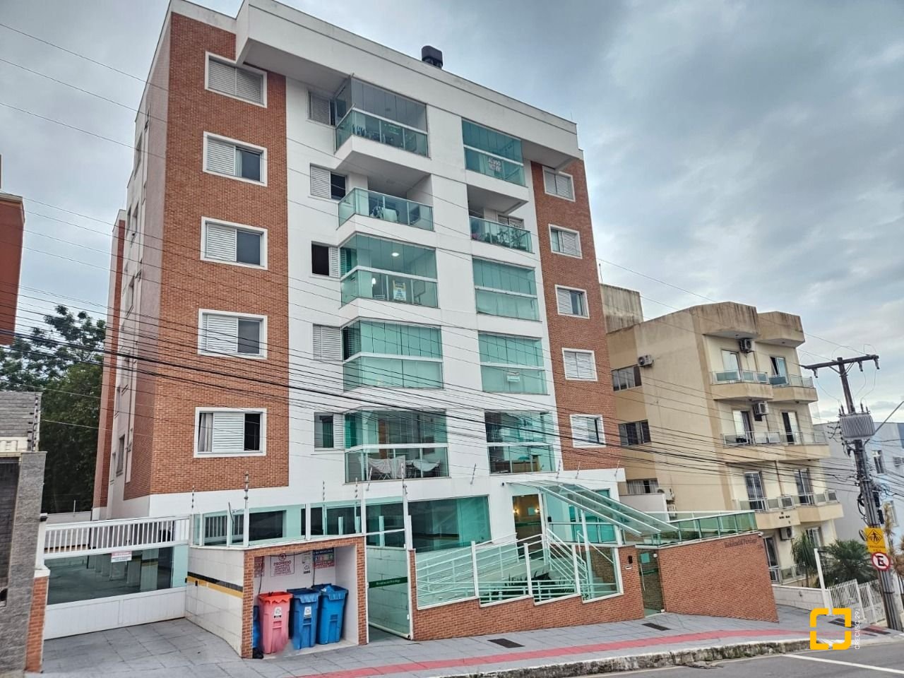 Apartamento com 88m², 3 quartos (sendo 1 suíte), 2 garagens, no bairro Praia Comprida em São José