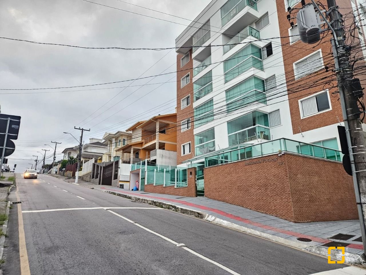 Apartamento com 88m², 3 quartos (sendo 1 suíte), 2 garagens, no bairro Praia Comprida em São José