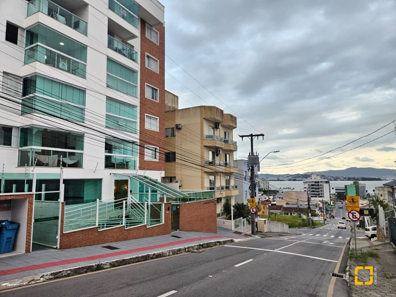 Apartamento com 88m², 3 quartos (sendo 1 suíte), 2 garagens, no bairro Praia Comprida em São José