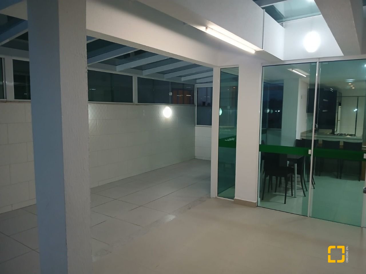 Apartamento com 88m², 3 quartos (sendo 1 suíte), 2 garagens, no bairro Praia Comprida em São José