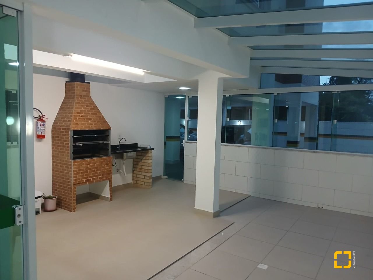 Apartamento com 88m², 3 quartos (sendo 1 suíte), 2 garagens, no bairro Praia Comprida em São José
