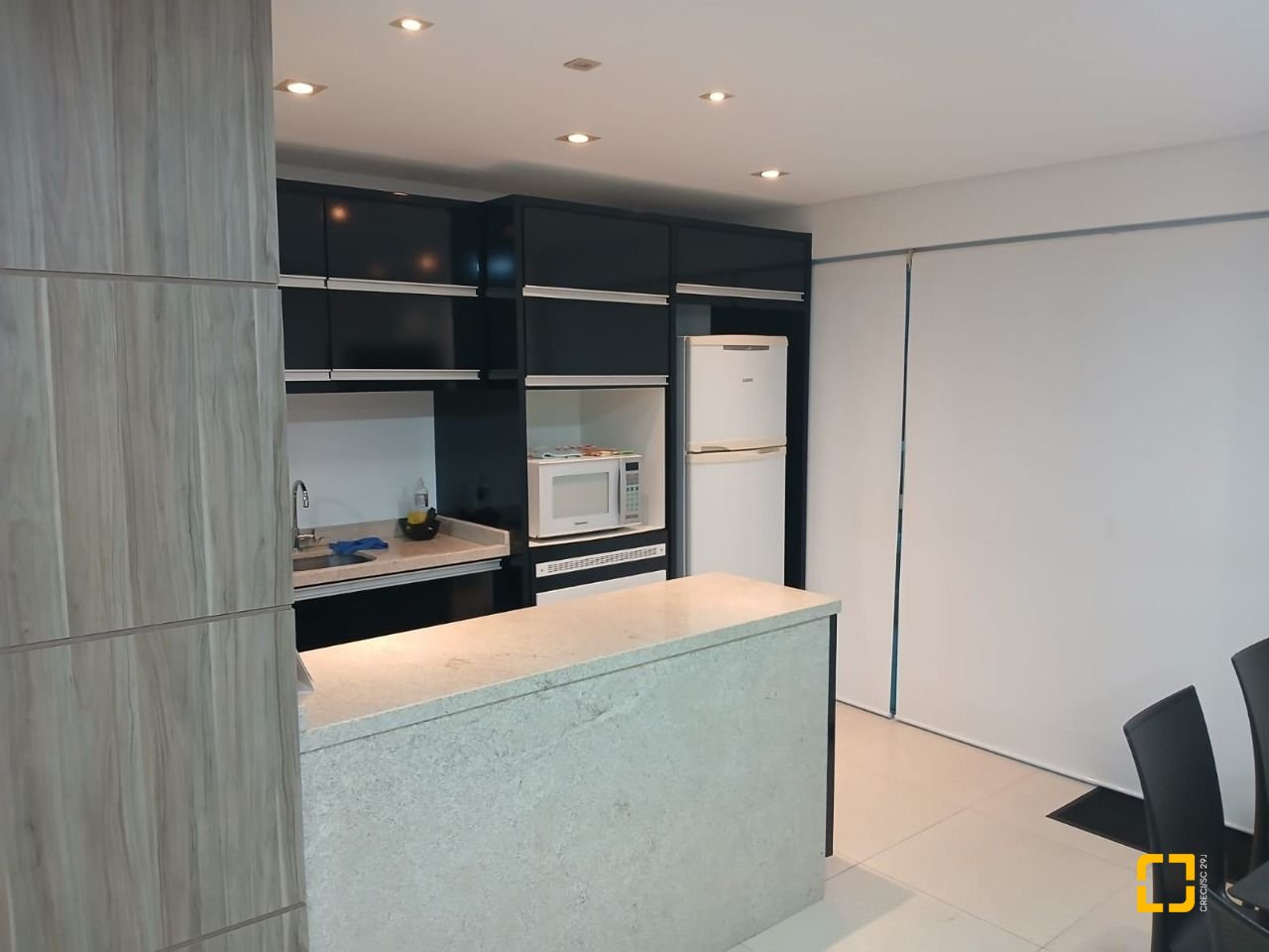 Apartamento com 88m², 3 quartos (sendo 1 suíte), 2 garagens, no bairro Praia Comprida em São José