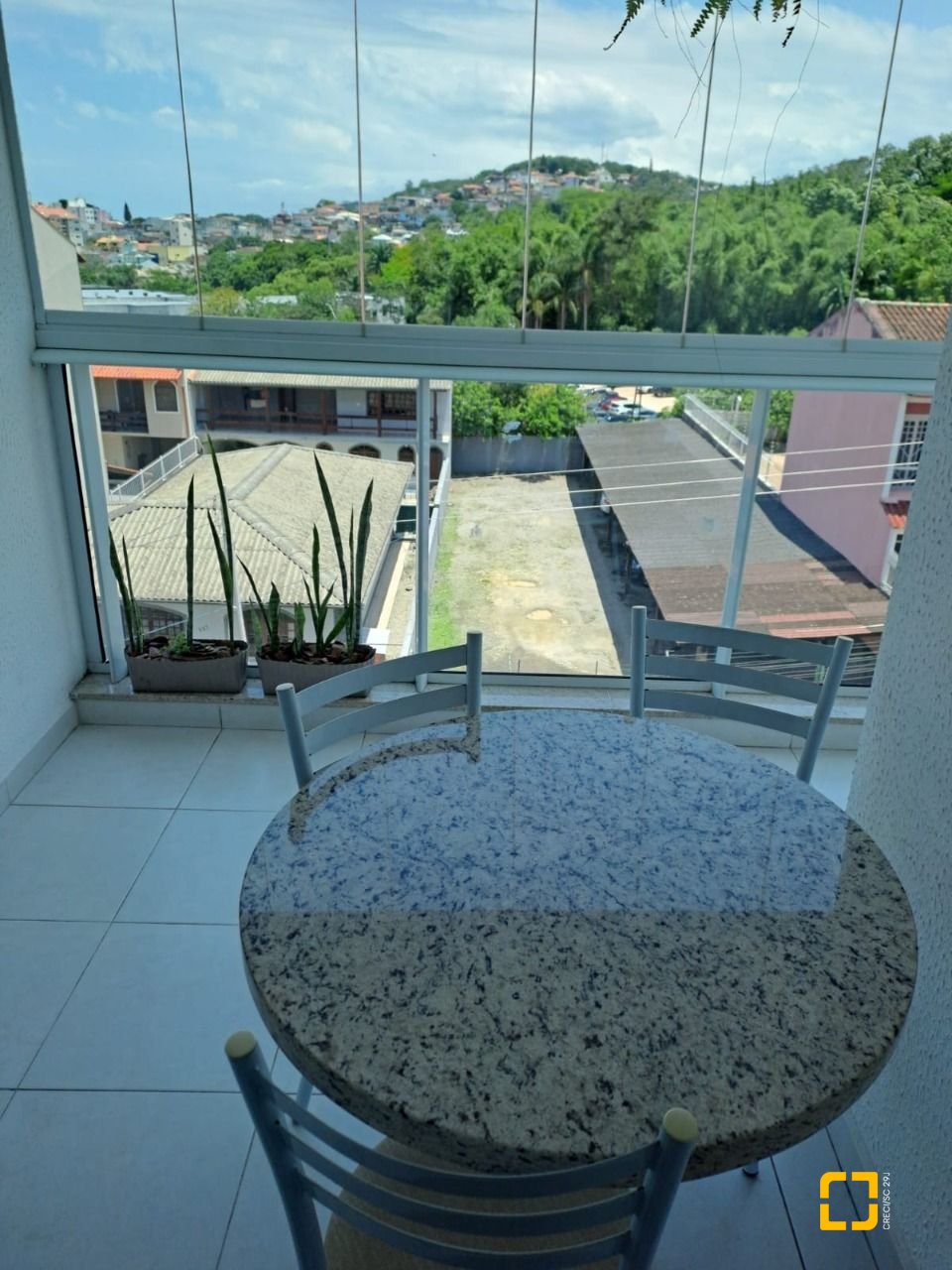 Apartamento com 88m², 3 quartos (sendo 1 suíte), 2 garagens, no bairro Praia Comprida em São José