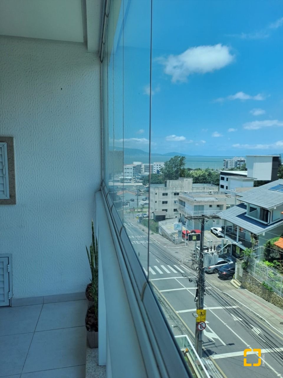 Apartamento com 88m², 3 quartos (sendo 1 suíte), 2 garagens, no bairro Praia Comprida em São José