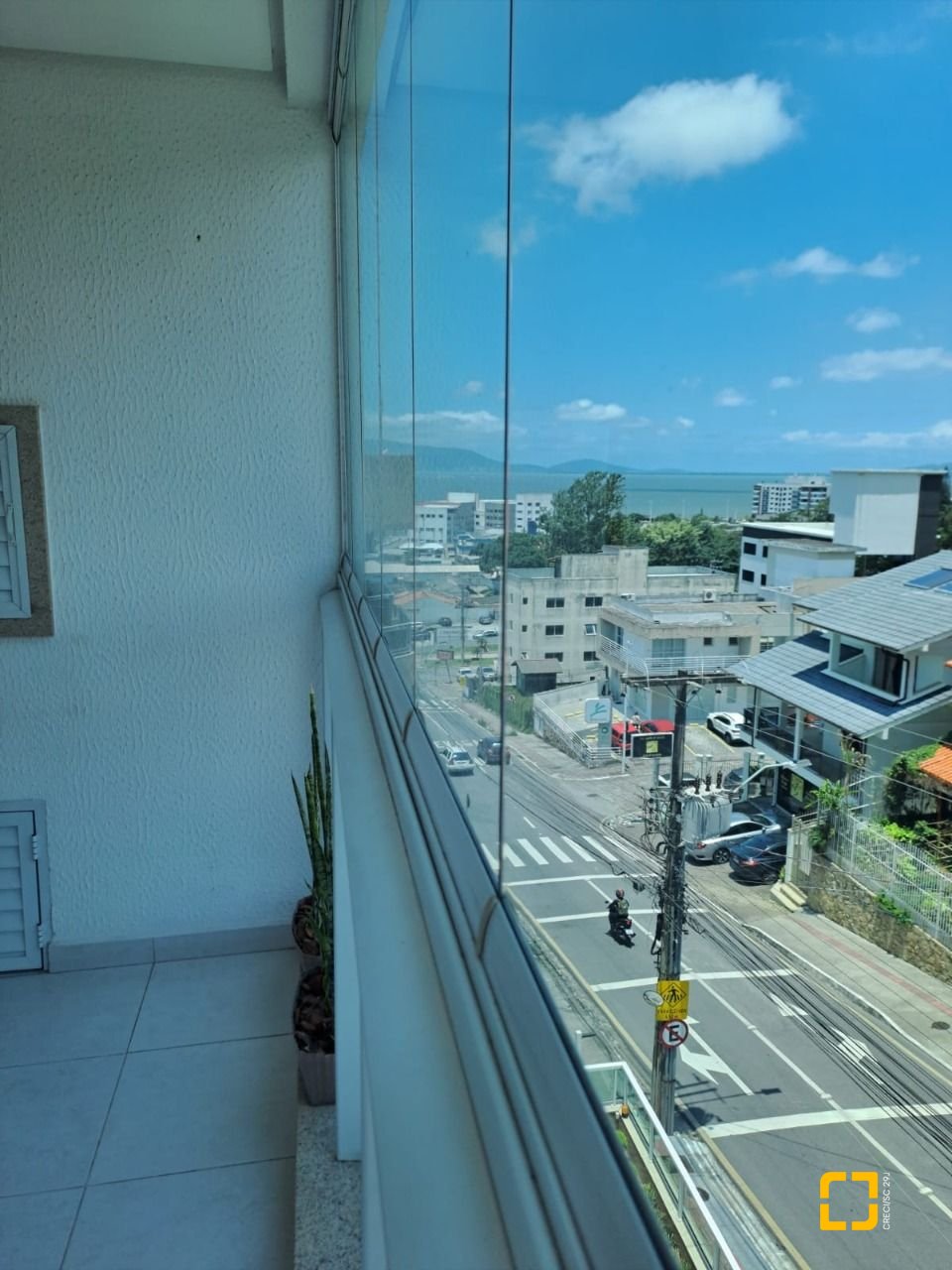 Apartamento com 88m², 3 quartos (sendo 1 suíte), 2 garagens, no bairro Praia Comprida em São José