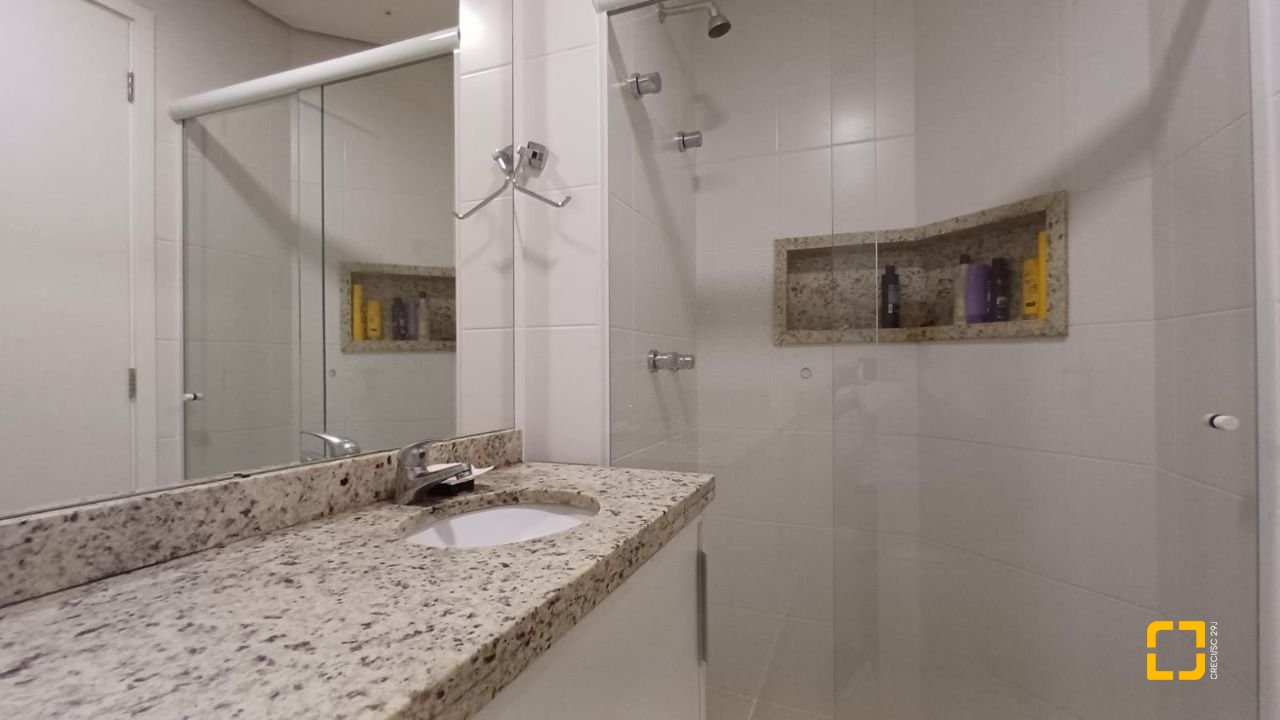 Apartamento com 94m², 5 quartos (sendo 2 suítes), 2 garagens, no bairro Corrego Grande em Florianópolis