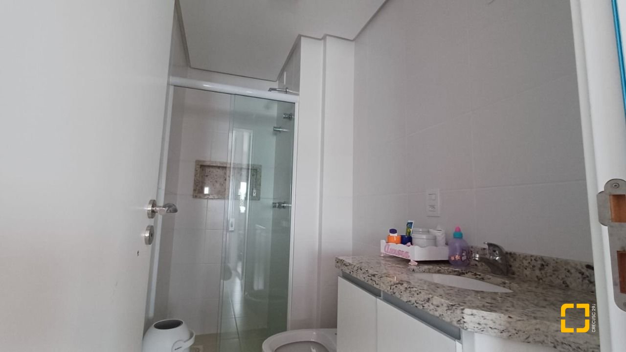 Apartamento com 94m², 5 quartos (sendo 2 suítes), 2 garagens, no bairro Corrego Grande em Florianópolis